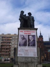 Legnica: Baner z Piłsudskim i Dmowskim na pomniku Armii Radzieckiej (FOTO)