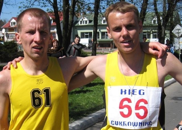 Biegacze Unii Hrubieszów Artur Kern (z lewej) i Paweł Szostak