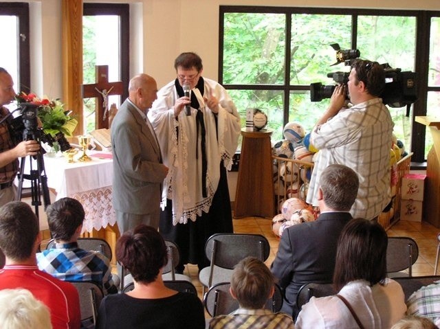 Pastor Jan Byrt odprawił nabożeństwo za Euro 2012 i rozdał...