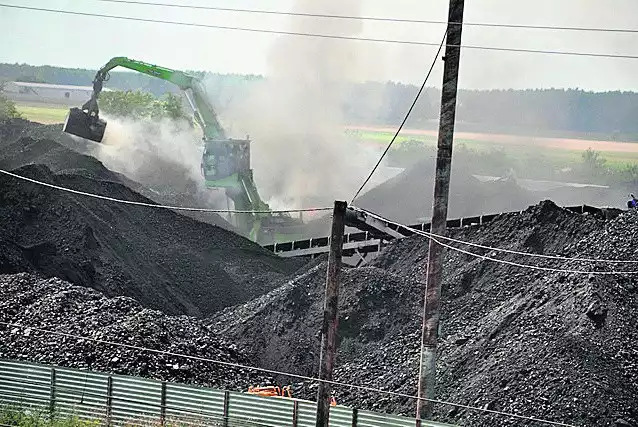 Pył węglowy wraz z wiatrem przenosi się nad osiedle domów jednorodzinnych