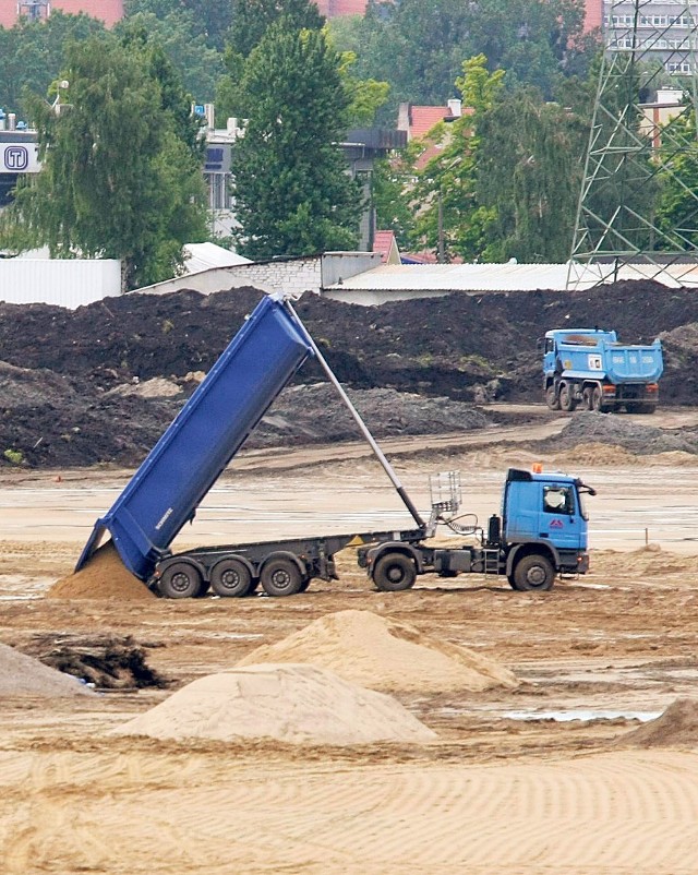 Takie ciężarówki kilkanaście razy dziennie przejeżdżają do żwirowni i z powrotem