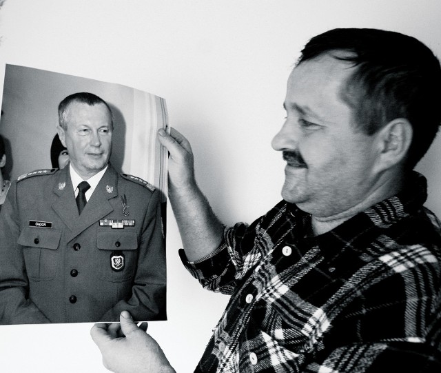 Stanisław Gągor przechowuje wielkie zdjęcie brata w mundurze