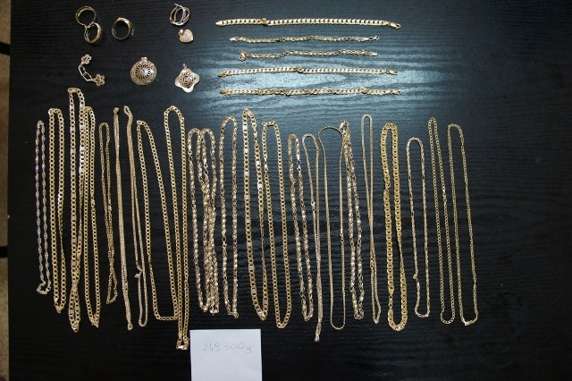 Stały klient okradał hurtownię biżuterii w Zgierzu. Ukradł złotą biżuterię za 100 tys. zł.
