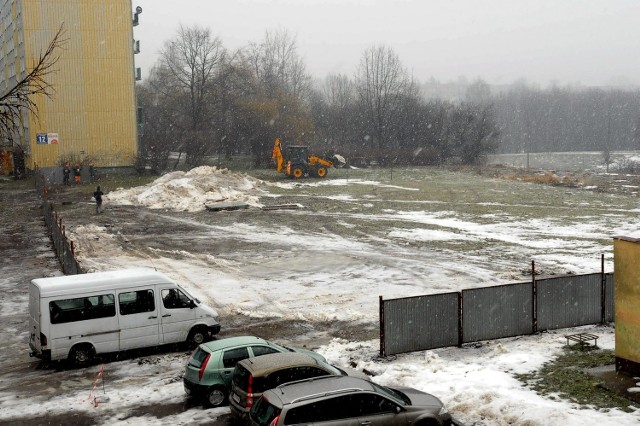 Budowa "Rezydencji Panorama": Robotnicy rozpoczęli grodzenie terenu