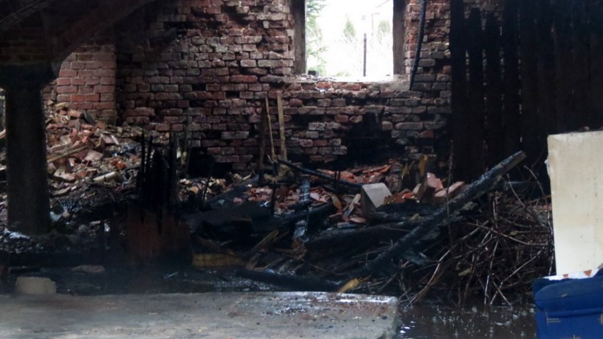 Osiem zastępów straży gasiło stodołę w Mirkowie (ZDJĘCIA)