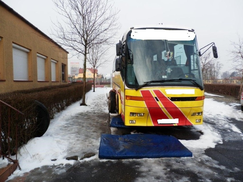 Autobus bez kół miał zabrać dzieci na wycieczkę (ZDJĘCIA)