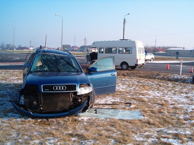 13 osób rannych po zderzeniu busa z autem osobowym na...