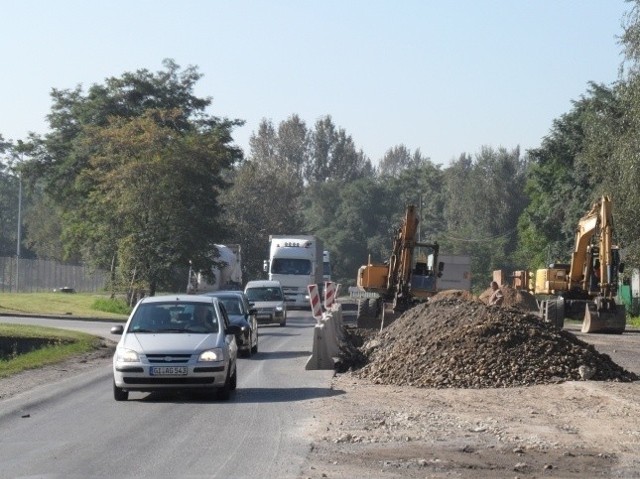 Przy ul. Roździeńskiego koparki tylko stoją, a obok są korki