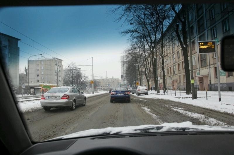 Wrocław pod śniegiem. Mieszkańcy mieli problem z dotarciem na czas (ZDJĘCIA)