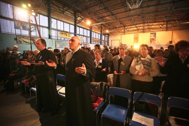 W hali zebrało się około tysiąca słuchaczy, którzy pilnie notowali myśli jezuity.