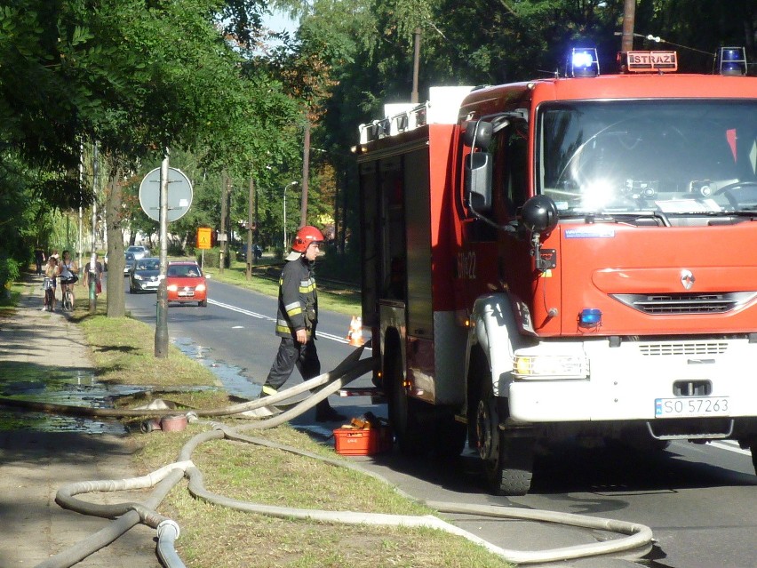 W Sosnowcu przy ulicy Baczyńskiego zapalił się dach w kamienicy [ZDJECIA]