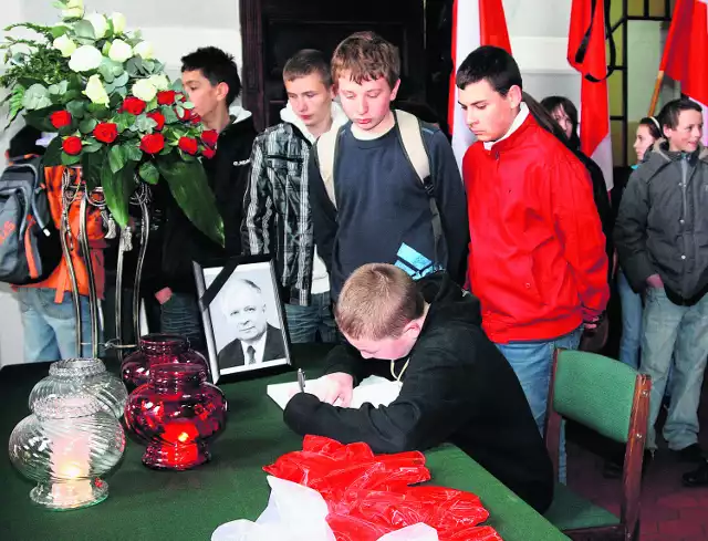 Do księgi kondolencyjnej wyłożonej w Urzędzie Miejskim w Sławnie wpisują się uczniowie Gimnazjum Miejskiego.