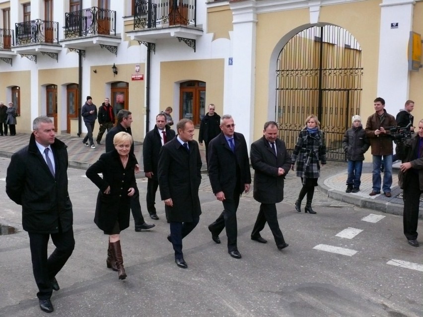 Premier na spacerze po Włodawie z wicewojewodą Henryką...