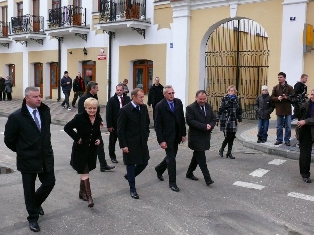 Premier na spacerze po Włodawie z wicewojewodą Henryką Strojnowską, burmistrzem Jerzym Wrześniem, posłem Stanisławem Żmijanem i Pawłem Grasiem