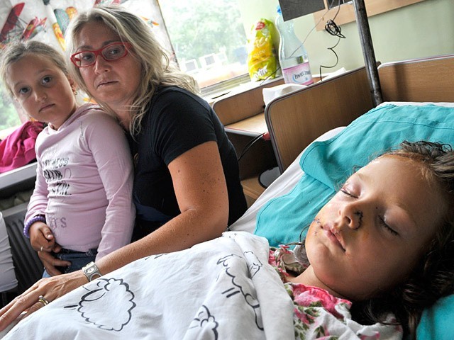Maria Fazzini z drugą córeczką czuwa przy łóżku Noemi. Dziewczynka ma rany szarpane, po których zostaną niestety widoczne blizny