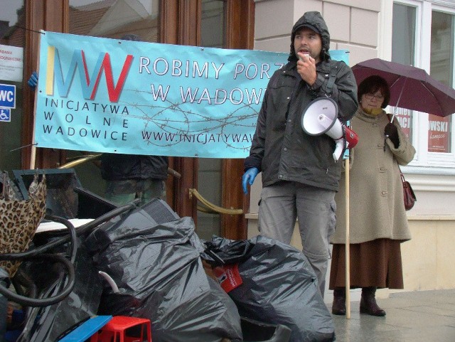 Mateusz Klinowski i Zofia Siłkowska z Inicjatywy Wolne Wadowice pikietują pod magistratem