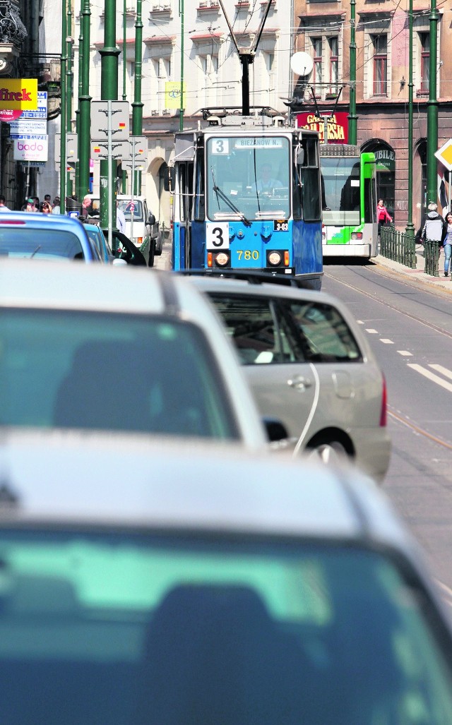 Kierowcy twierdzą, że na ul. Długiej są za wąskie parkingi