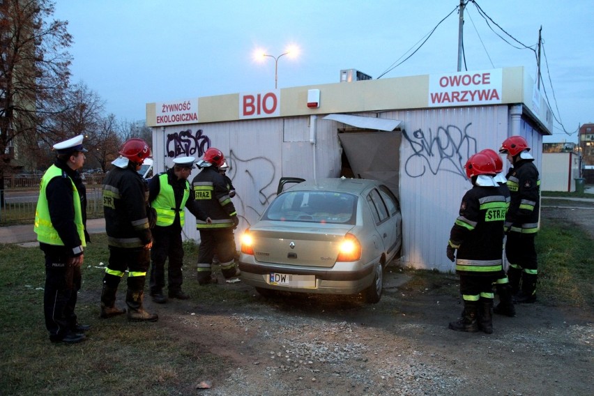 Wrocław: Starszy pan nie opanował samochodu i wjechał w sklep na Obornickiej (ZDJĘCIA)