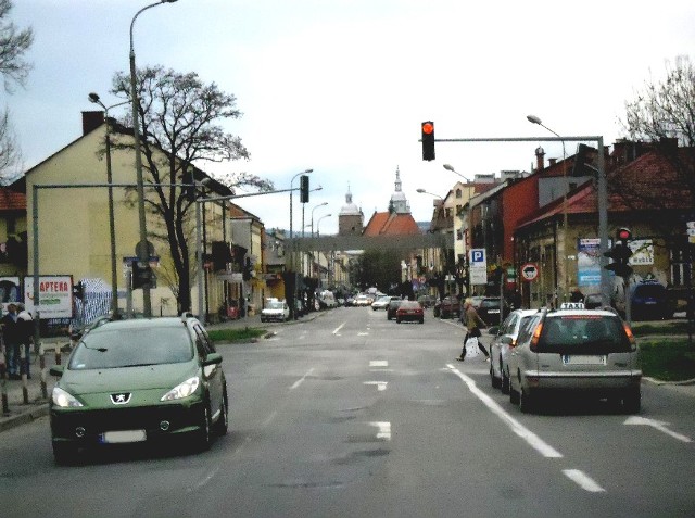 Widok z ulicy Lwowskiej na sądeckie Stare Miasto niezmiennie od wieków ma w centrum wieże kościoła farnego