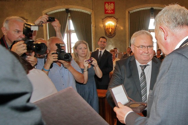 Dr Andrzej Kosiniak-Kamysz odbiera medal