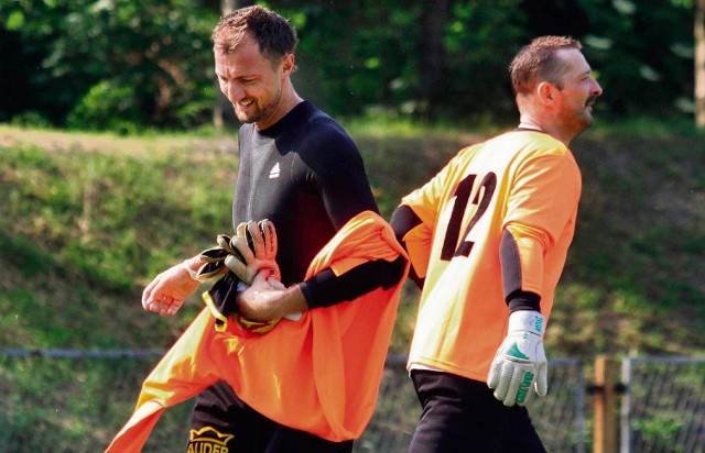 Jerzy Dudek (z lewej) wystąpił w Knurowie w meczu z udziałem byłych piłkarzy Concordii, zorganizowanym z okazji 70. urodzin trenera Jerzego Ignacka