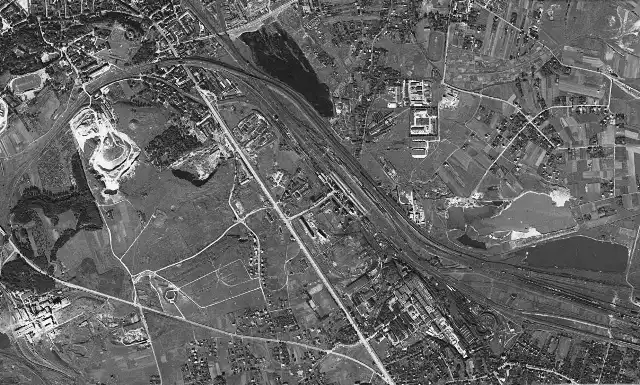 W roku 1965 omawiany region Krakowa zaczynał swoją mocnijeszą zabudowę. W latach '60 rozpoczęła się budowa osiedla przy Dworcu Płaszów, w tym samym okresie zaczęły powstawać zakłady produkcyjne po północnej części dworca, ZCh "Bonarka" czy "Kabel".