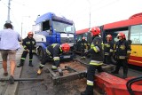 Wrocław: Na moście Osobowickim ciężarówka uderzyła w tramwaj (ZDJĘCIA)