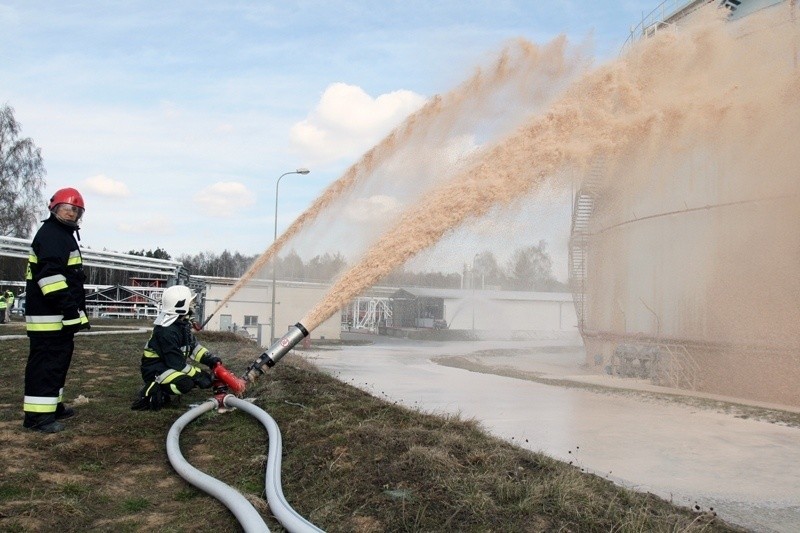 300 strażaków gasiło bazę paliw [ZDJĘCIA+FILM]