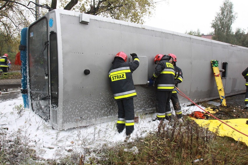 Wypadek autobusu w Lipinach [ZDJĘCIA Z ĆWICZEŃ STRAŻAKÓW]