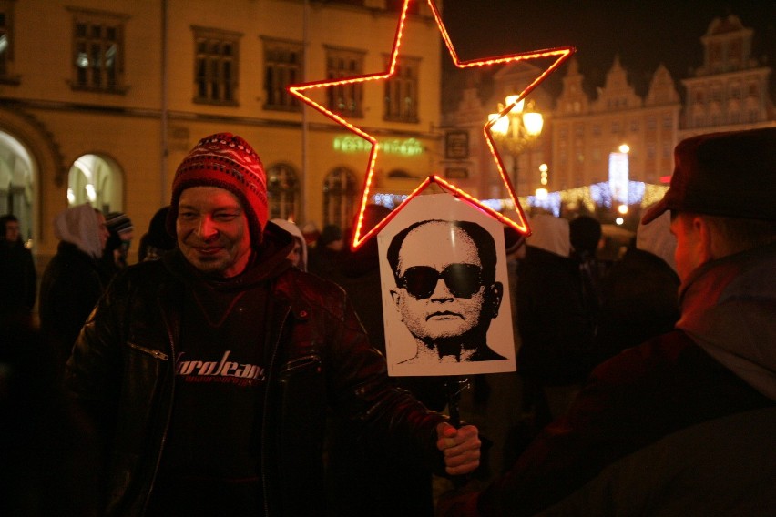 Wrocław: Marsz narodowców z pochodniami w centrum miasta (ZDJĘCIA, FILM)