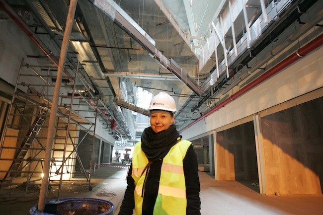 Justyna Przybytek pomaga budowlańcom przy budowie Galerii...