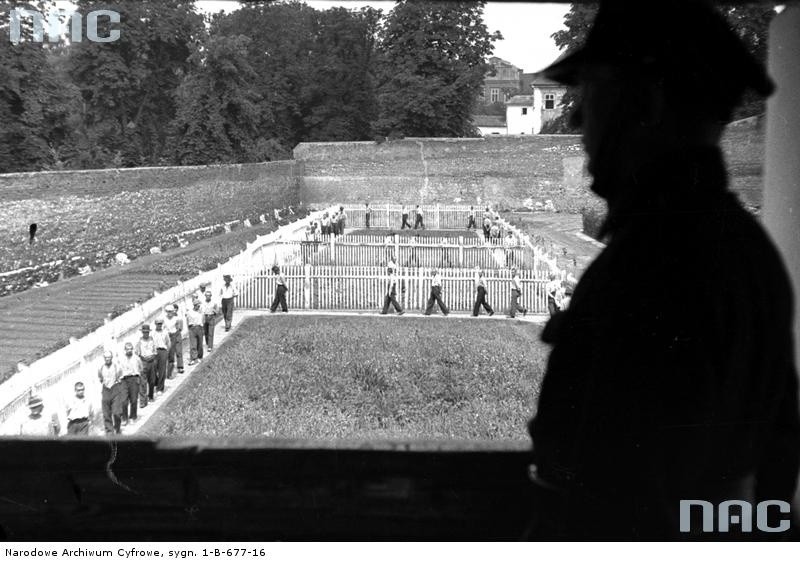 Spacerniak w więzieniu św. Michała w Krakowie, 1933 rok....