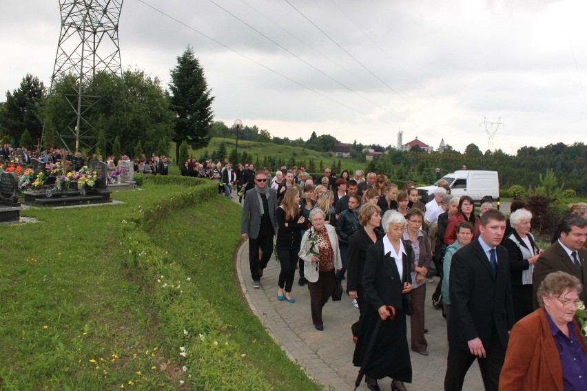 Jastrzębie-Zdrój: Tłumy żegnały tragicznie zmarłą rodzinę policjanta