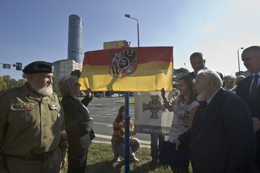 Kombatanci i kibice na otwarciu Ronda Żołnierzy Wyklętych (ZDJĘCIA)