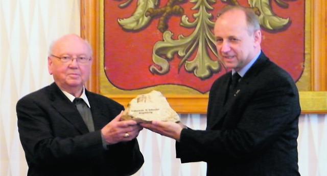 Prezydent Oświęcimia Janusz Marszałek (z prawej) przyjmuje kamień z Magdeburga z rąk biskupa Leo Nowaka