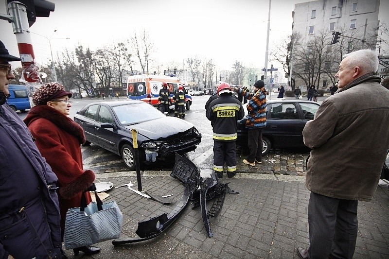 Wypadek na Grabiszyńskiej. Kierowca zakleszyczył się w aucie.  (Zdjęcia)