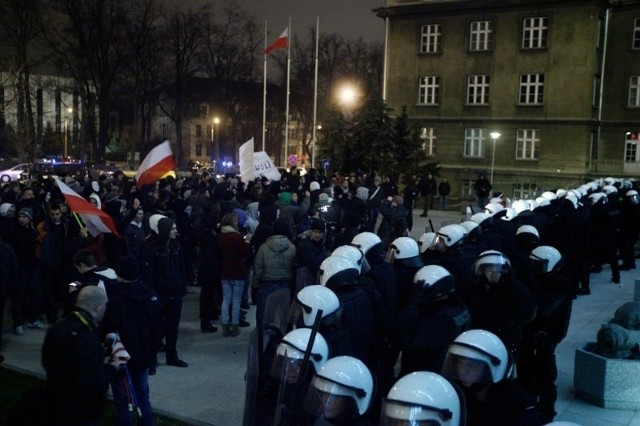 Policja musiała interweniować podczas czwartkowej manifestacji, gdy w stronę siedziby PO poleciały kamienie.