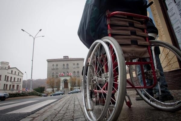 Bezwzględny stolarz oszukał niepełnosprawną kobietę