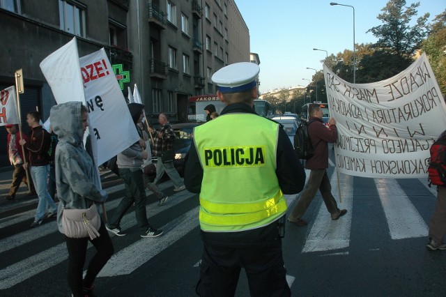 Policja puszcza manifestujących na pasy na chwilę. Później pozwala jechać samochodom