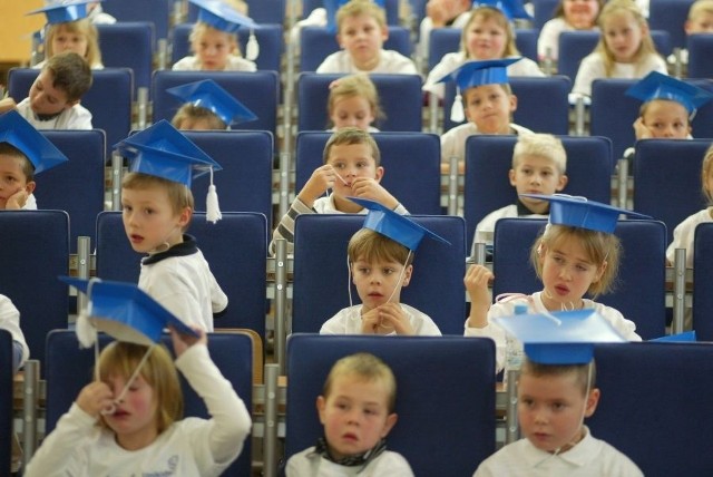 250 pociech w wieku od 6 do 12 lat zasiadło w uniwersyteckich ławach. Studenci mogą im pozazdrościć zaangażowania