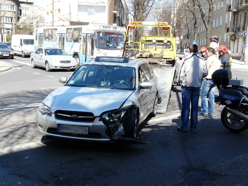 Wypadek na Narutowicza. Powstał gigantyczny korek (ZDJĘCIA)