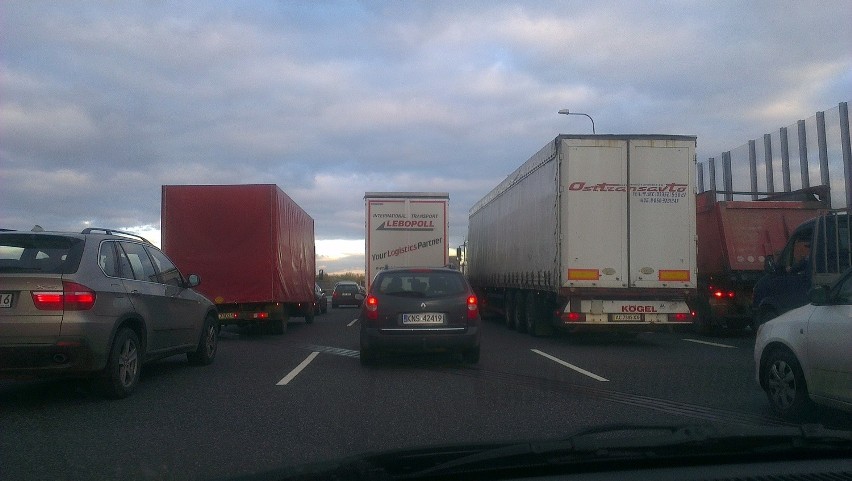 Autostrada A4 zablokowana: Dachował samochód. Sprawca uciekł