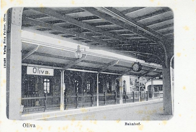 Dworzec w Oliwie widziany spod peronowej wiaty. Pocztówka bez obiegu sprzed 1926 r.