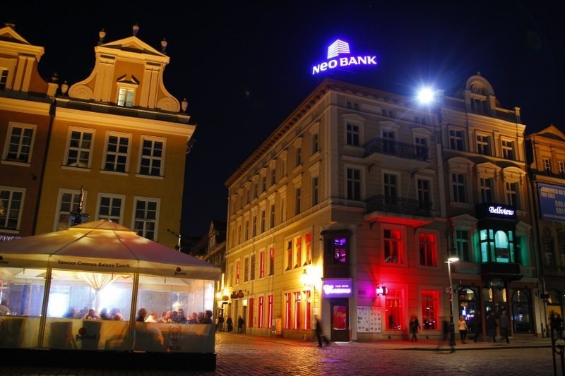 Poznań: NeoBank nielegalnie zamontował neon, który świeci na Stary Rynek [ZDJĘCIA] 