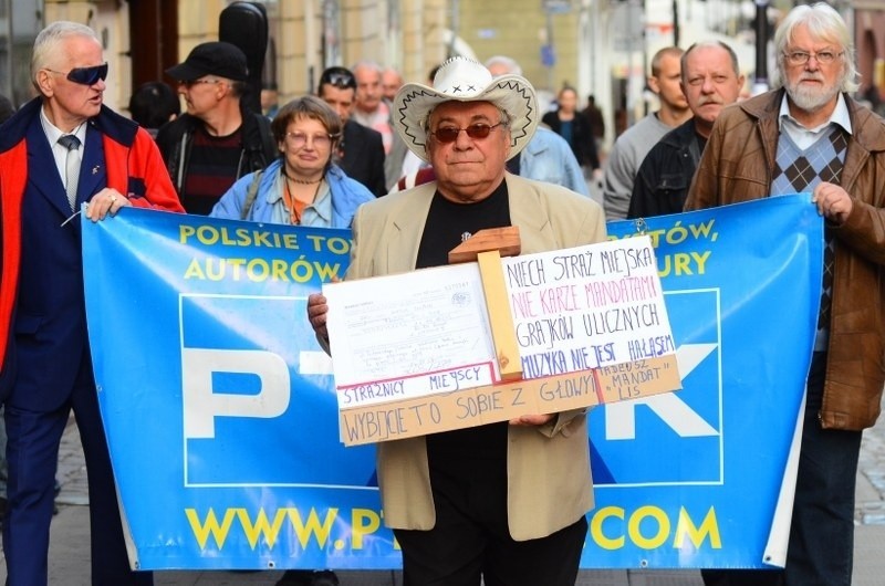 Poznań: Protest ulicznych grajków. Wsparli kolegę ukaranego przez straż miejską [ZDJĘCIA]