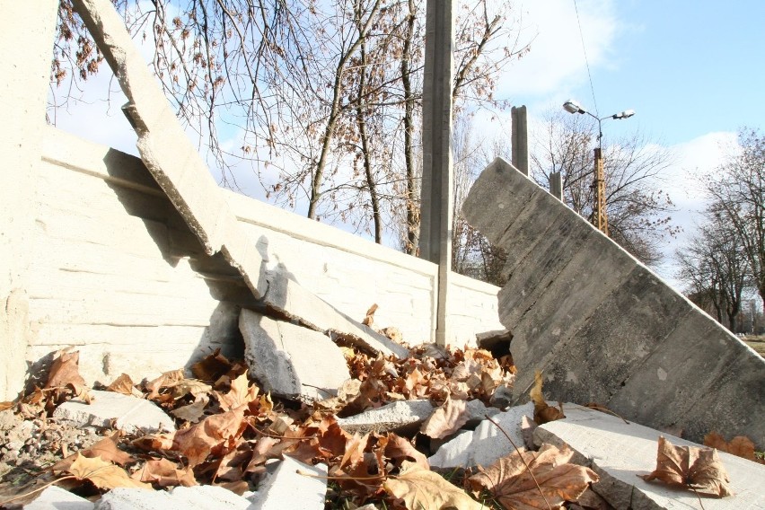 Nieznani sprawcy zburzyli betonowe ogrodzenie dawnej...