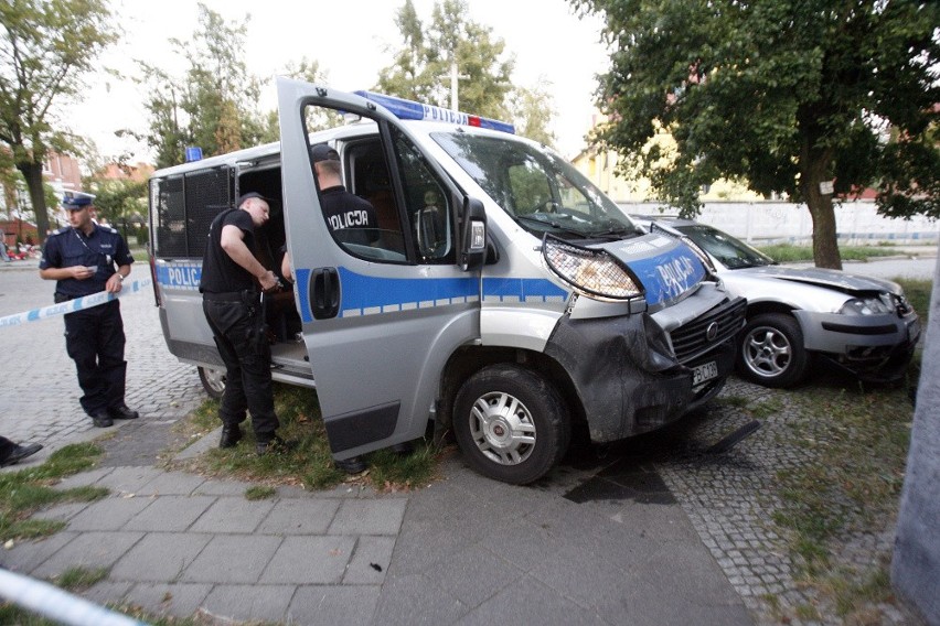 Legnica: Kierowca samochodu osobowego wjechał w radiowóz
