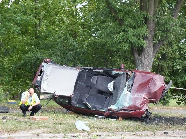 25 sierpnia w Kraśniku kierowca volvo zjechał z drogi i rozbił się na drzewie. Aby go wyciągnąć z wraku wraz z pasażerami, strażacy musieli odciąć dach samochodu. Kierowca ma sądowy zakaz prowadzenia pojazdów.W Kraśniku volvo ścięło drzewo. Trzy osoby są lekko ranne (FOTO)