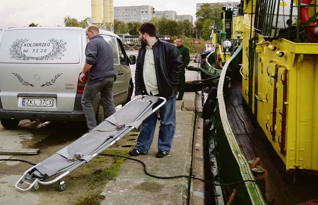 Pracownicy zakładu pogrzebowego przygotowują się do przejęcia ciała jednego z marynarzy z "Rozgwiazdy"