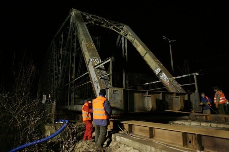 Wrocław: Podnoszą most kolejowy na Odrze, bo wymaga remontu (ZDJĘCIA) 